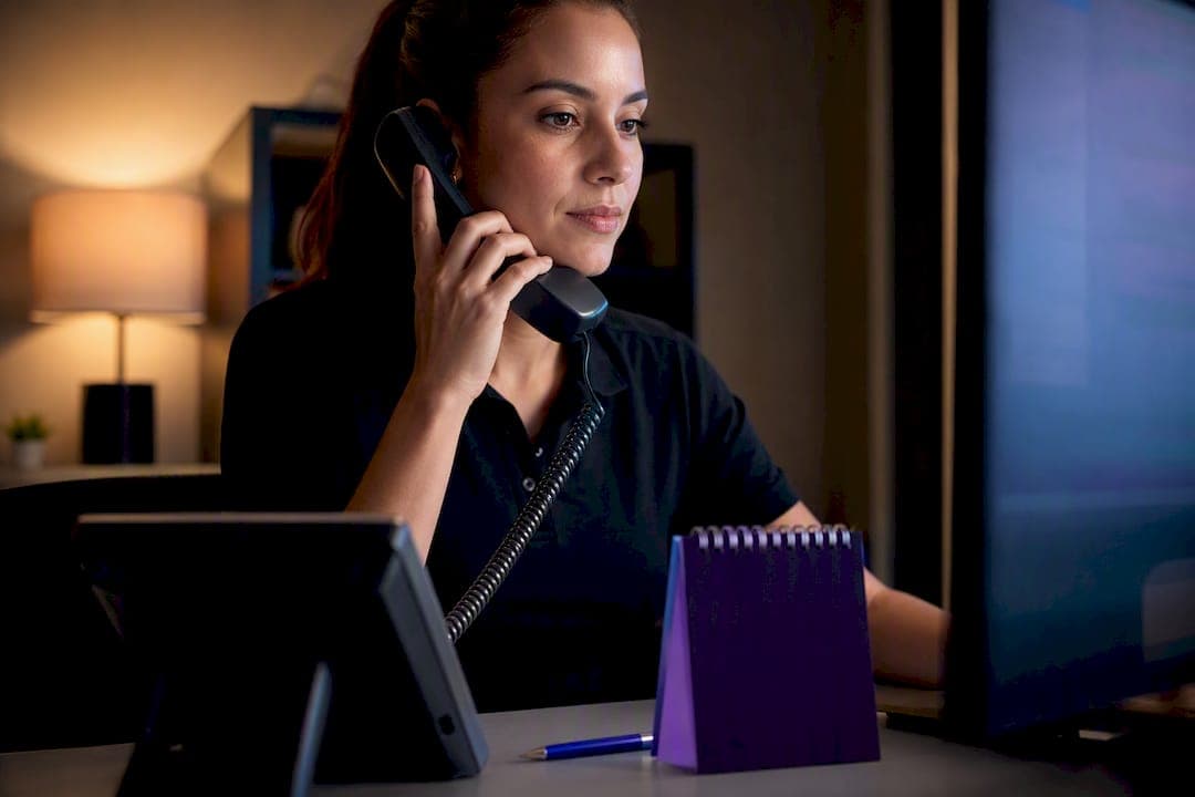 Stop Losing Bookings: Virtual Receptionist vs AI for SMBs, CRM Ready